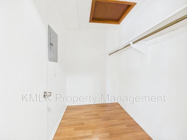 Building Photo - 22 W York St