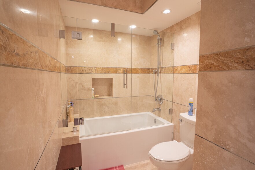 Building Photo - 1149 Hillsboro Mile