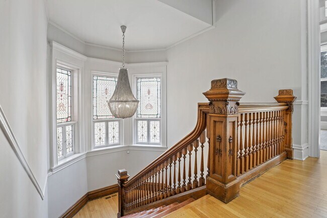 Building Photo - 550 E Town St