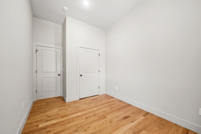 Building Photo - 424 Woodlawn Ave