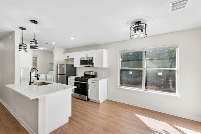 Building Photo - Newly Remodeled Duplex Great Location!