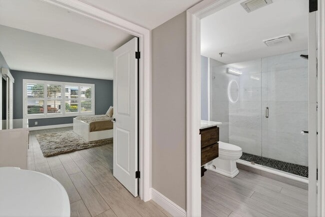 Building Photo - 372 Golfview Rd