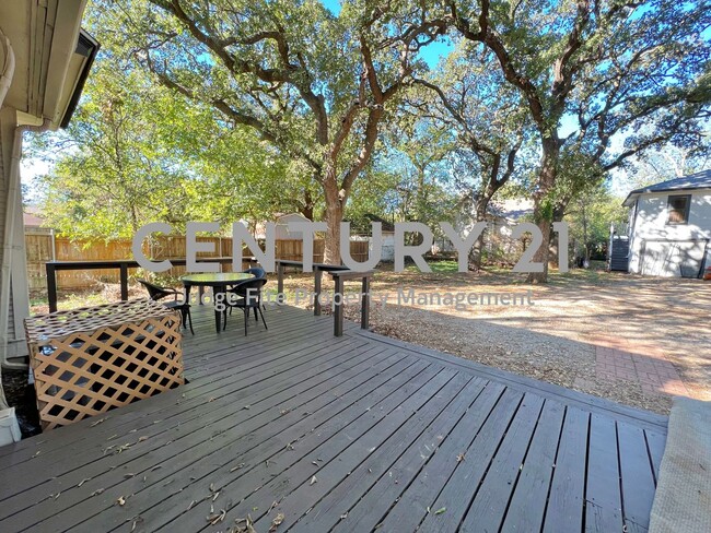 Building Photo - Spacious 3/2 Within Walking Distance of UN...