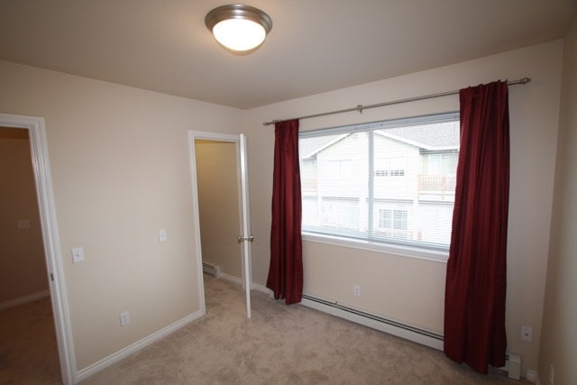 Building Photo - 2 Bedroom Townhouse close to Downtown!