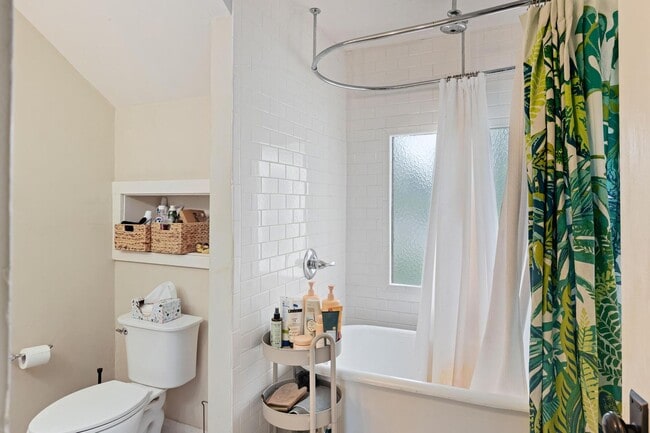 Building Photo - 2 Bed 1.5 Bath Home in the Heart of KCMO and Plaza Area