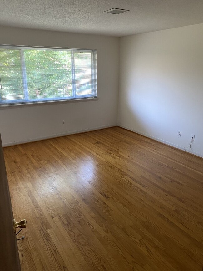 Building Photo - 2318 Champion Ct