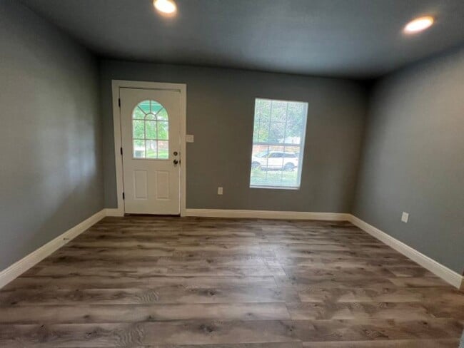 Building Photo - Wheatley Heights Gem
