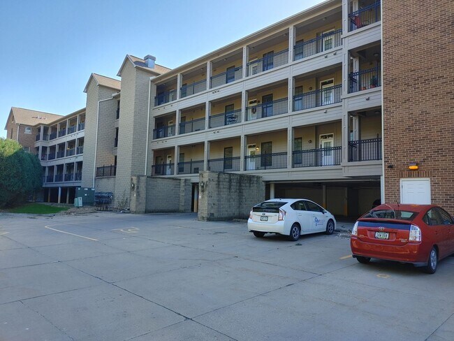 Building Photo - $1,550 | 2 Bedroom, 2 Bathroom Condo | No ...