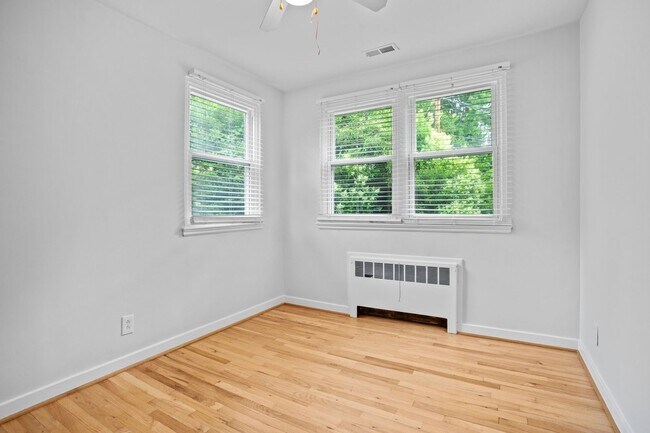 Building Photo - Renovated 2BR/1BA Condo close to shopping and the hospital