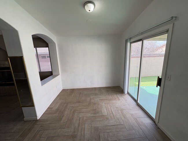 Building Photo - Great eastside location four bedrooms