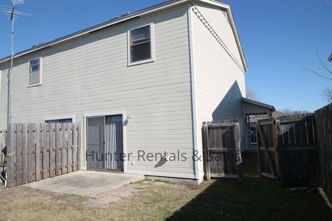 Building Photo - 2601 Bermuda Dr