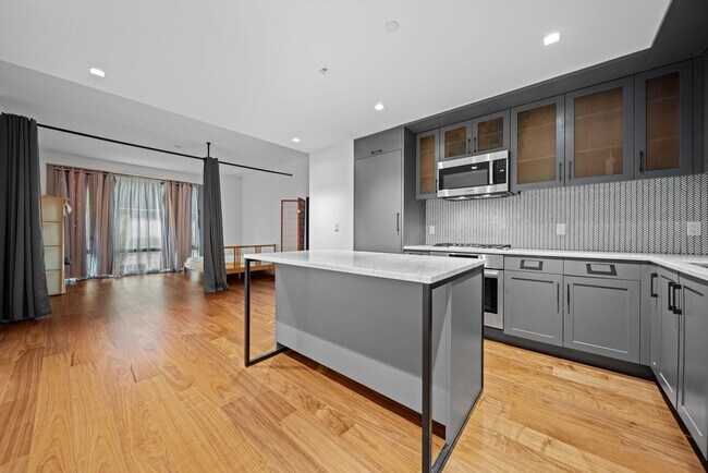 Building Photo - 2 Shore Ln