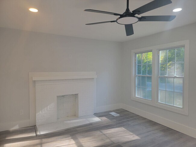 Building Photo - 2921 Sylvan Rd