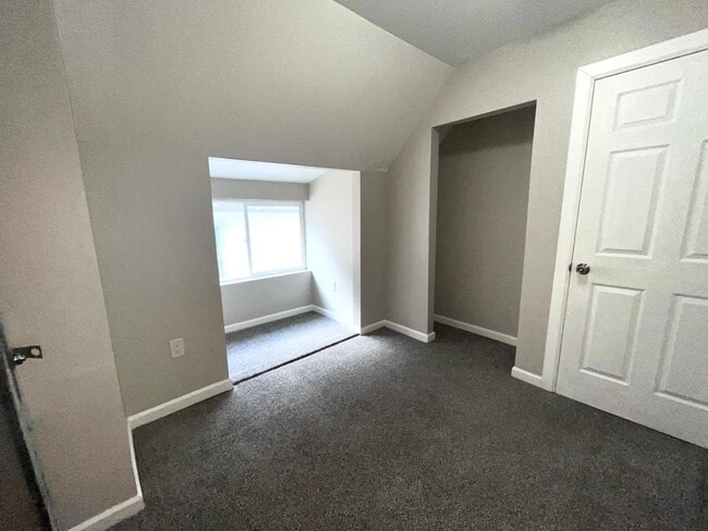 Building Photo - 2 bedroom, 1.5 bath house