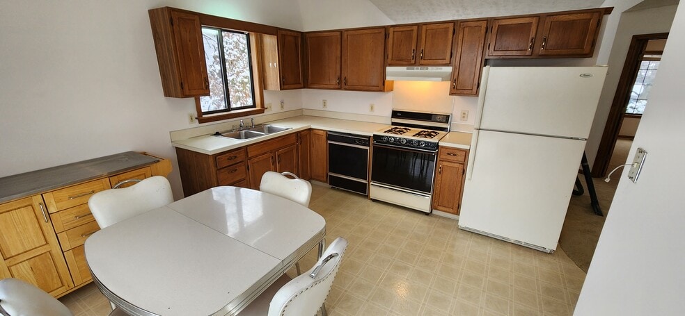 Kitchen, Main Floor - 1216 Dale Ct NE