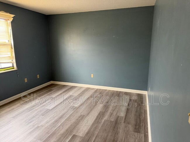 Building Photo - 823 Englewood Rd