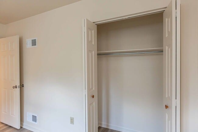 Building Photo - Updated Townhouse with Deck, Basement, New...