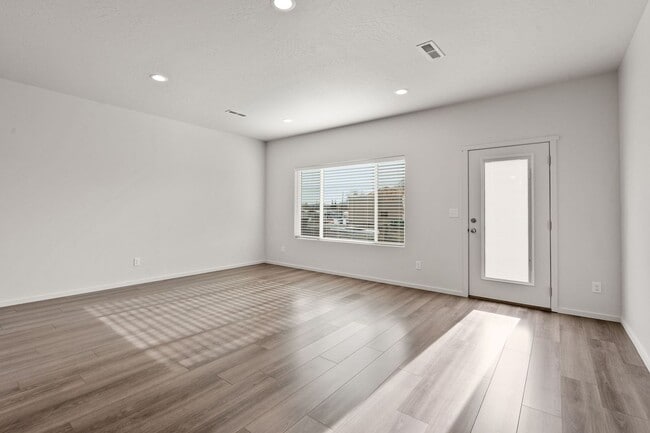 Building Photo - 4800-4802 E Fairview Ave