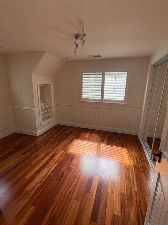 Building Photo - Los Gatos Family Townhome Ready for Move i...