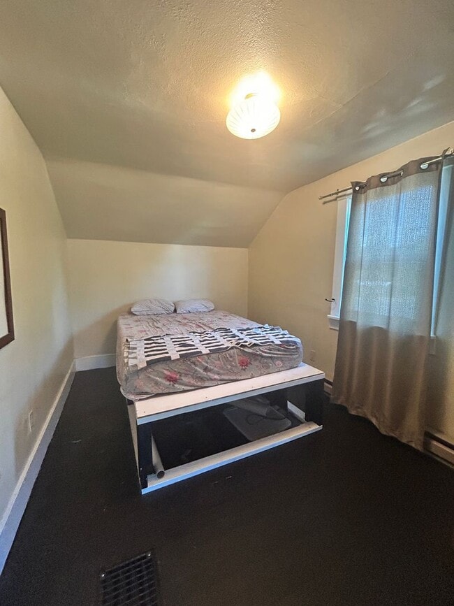 Building Photo - 2 bed 1.5 bath Hamilton home