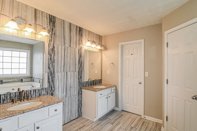 Building Photo - 1500 Riverbrooke Way NE