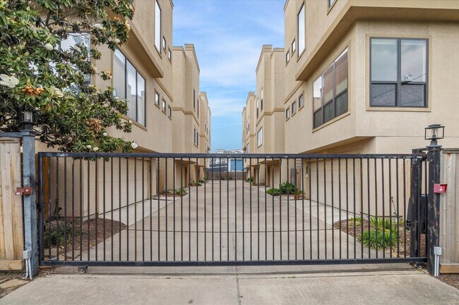 Building Photo - 1105 W 21st St