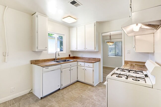 Building Photo - 677 N Tulare Way