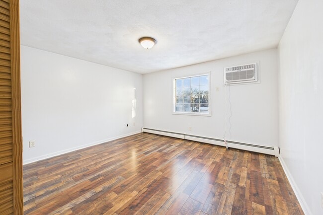 Building Photo - 20 Oak St