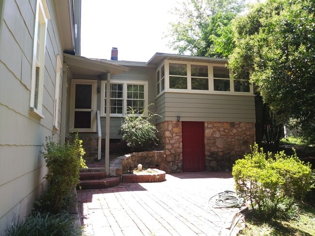 Building Photo - Chapel Hill / 5BR House on Cottage Ln AVAI...