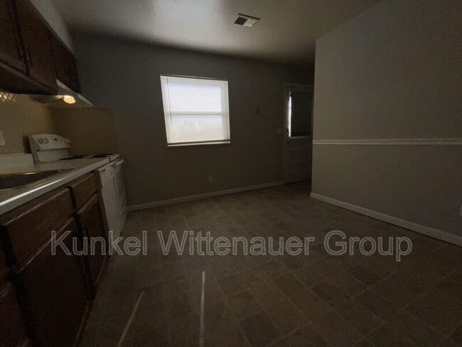 Building Photo - 201 W Wesley Dr