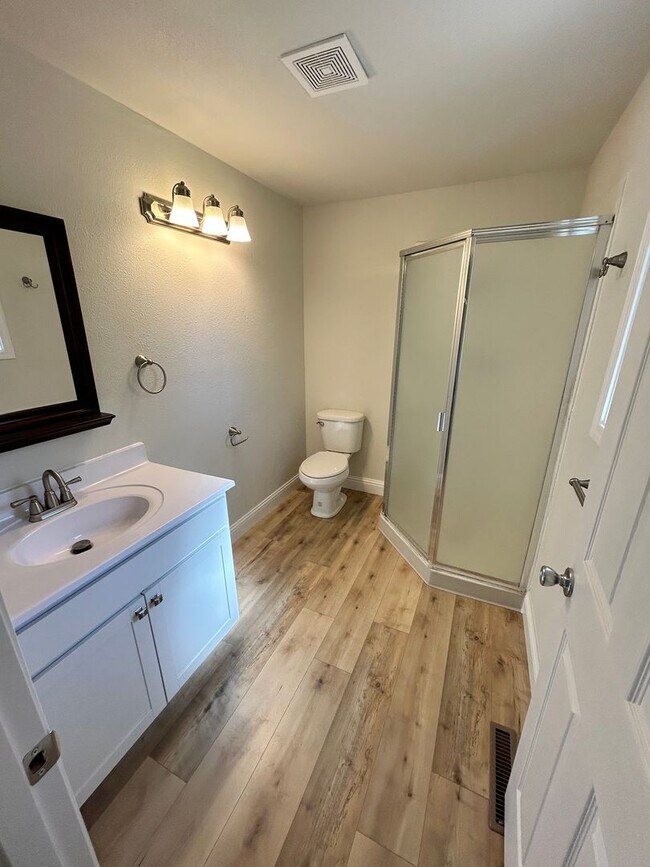 Building Photo - Newly Renovated 3 Bedroom, 2 Bath Home in ...
