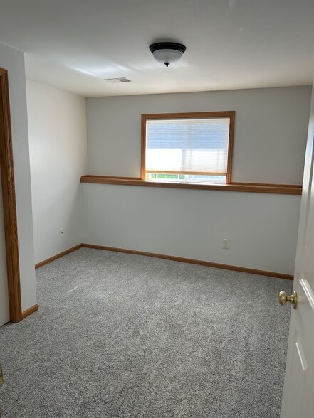 Bdrms 3 & 4 on LL - 1051 Tamarack Way