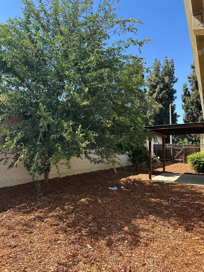 Building Photo - Great home centrally located