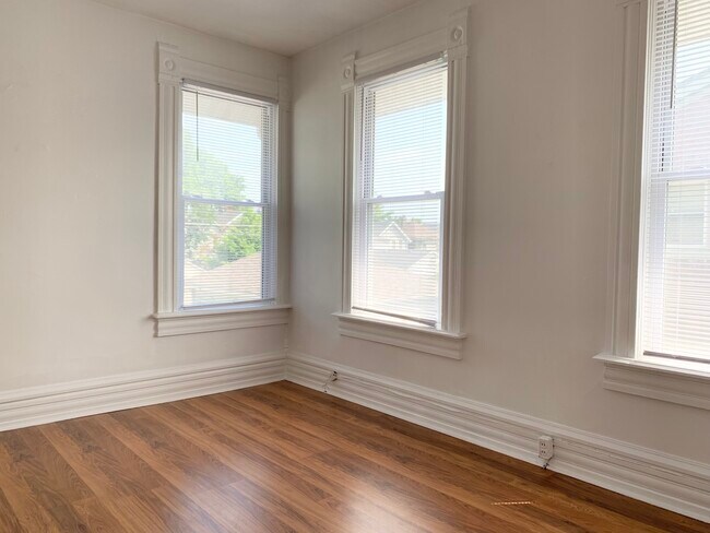 Building Photo - 434 E Whittier St