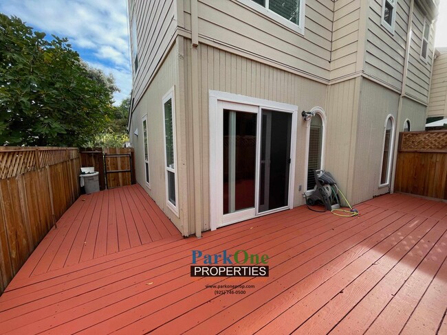 Building Photo - Great Townhouse Now Available in Concord!