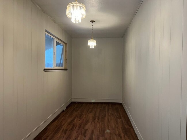 Building Photo - Conveniently located just moments from dow...