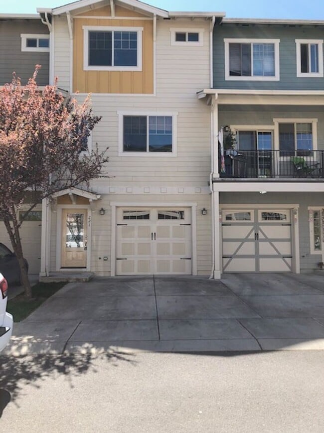 Primary Photo - TOWNHOME/ 3 LEVELS W/ FENCED YARD AND GARA...