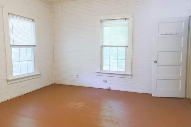 Building Photo - Charming Country home off the beaten path.