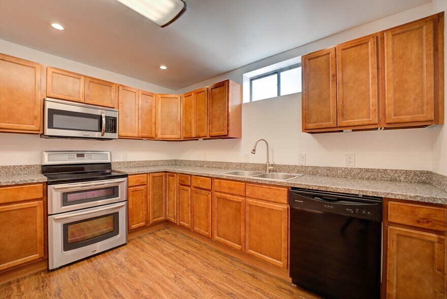 Building Photo - 22020 Village Way Dr