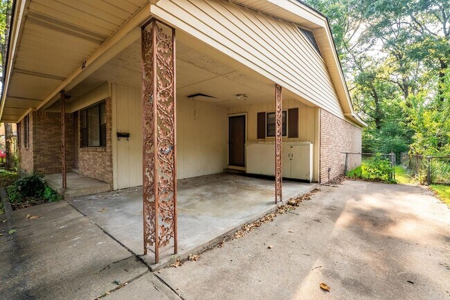 Building Photo - 602 W Devon Ave