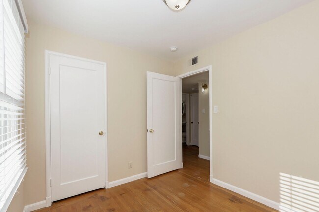 Building Photo - 320 La Casa Ave