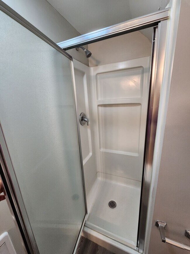 Building Photo - SUPER CLEAN 1 Bedroom Apt For Rent