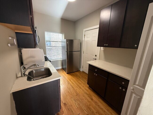 Building Photo - 838 E 53rd St