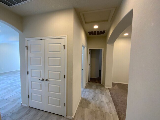 Building Photo - Beautiful 3 Bedroom Plus Office Recent Con...
