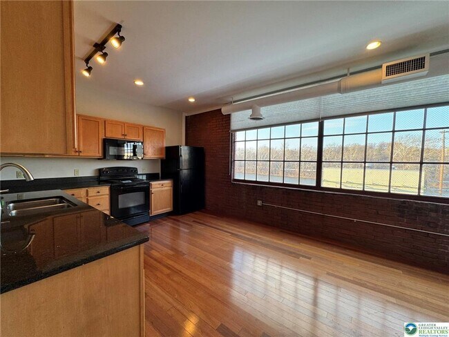 Building Photo - 11 W 2nd St