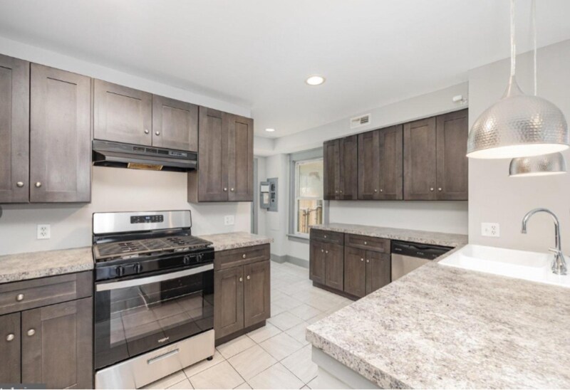 Building Photo - 284 W Maple St