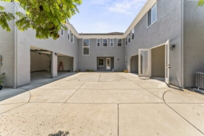 Building Photo - Luxurious, 5450 SqFt,  5 Ensuite Bedrooms ...