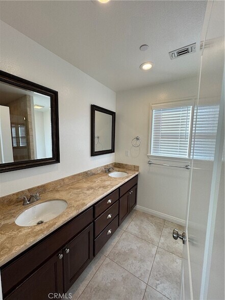 Building Photo - 1336 Calle Tulipan