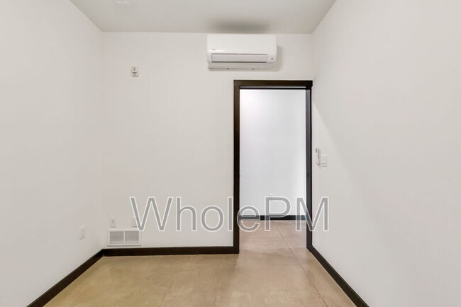 Building Photo - 1601 Park Ave