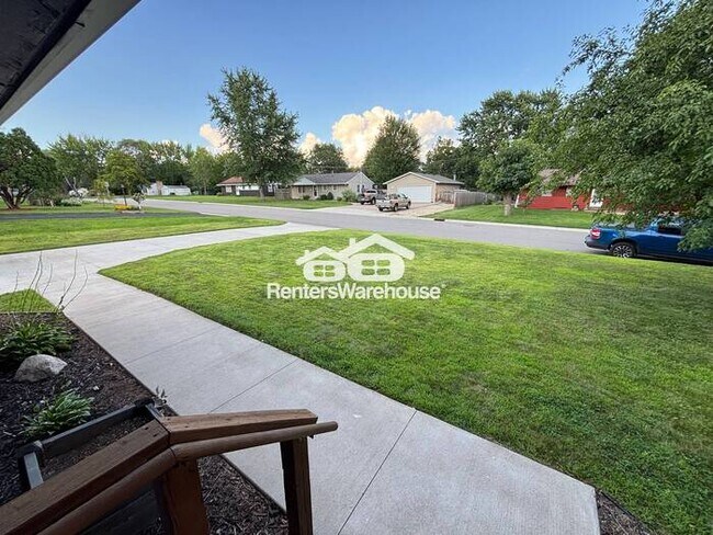 Building Photo - Clean, Quiet, and Updated – 3BR Bloomingto...